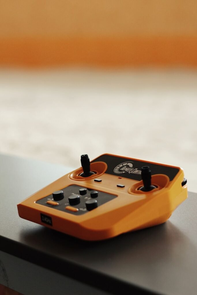 Aparatura sterująca do maszyny RC – dwa joysticki, prosta obsługa dla dzieci od 6 lat