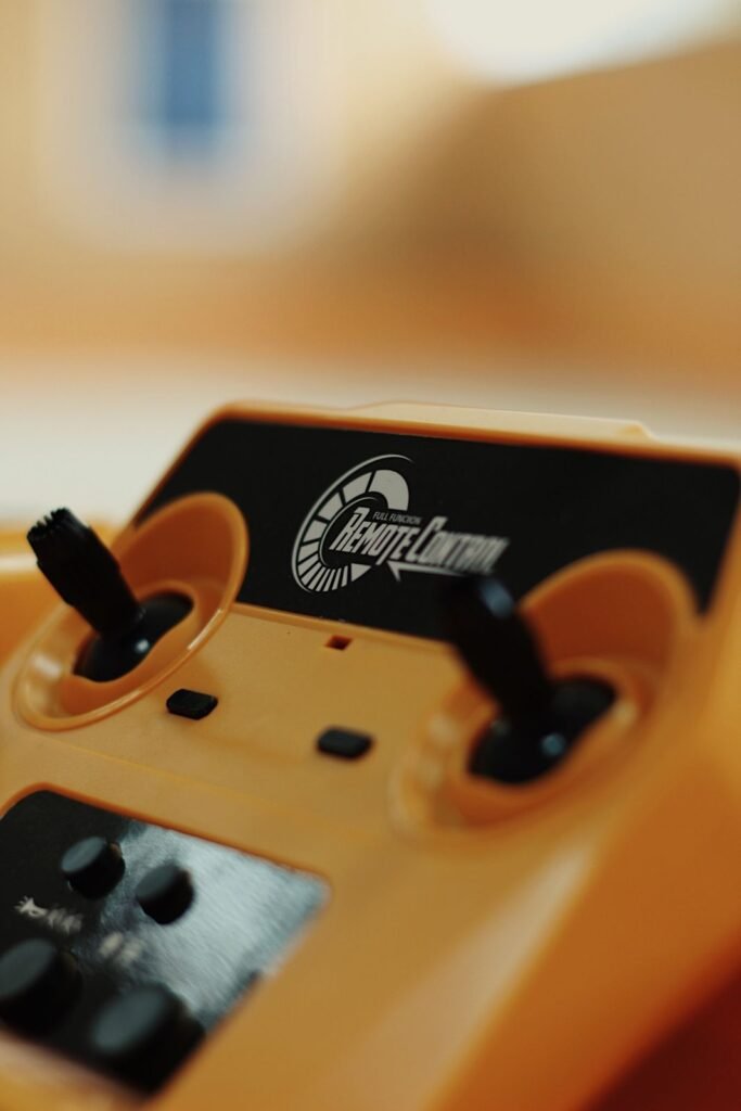 Joystick aparatury RC z bliska – sterowanie koparką i ładowarką w RCFenek